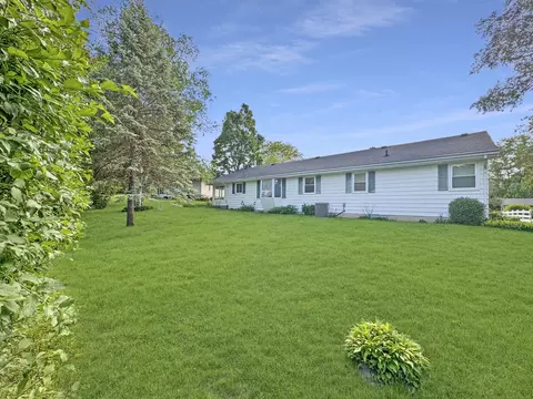 1853 Ridge Dr, Freeport, IL 61032 photo 3