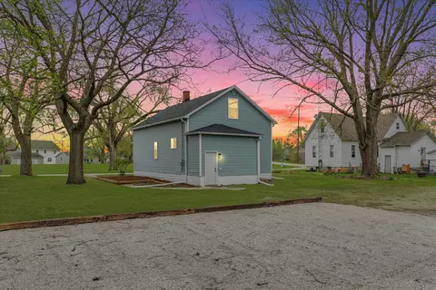 Exterior - 104 S Wabash Ave, Reddick, IL 60961 photo 2 of 5