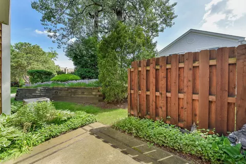 Exterior - 1748 Ennis Ln, Wheaton, IL 60189 photo 3 of 9