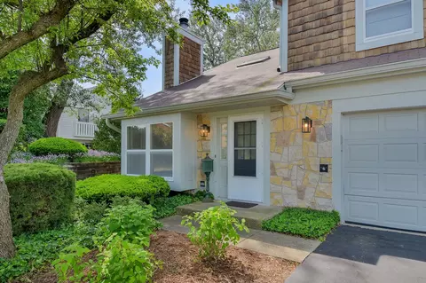Exterior - 1748 Ennis Ln, Wheaton, IL 60189 photo 2 of 9