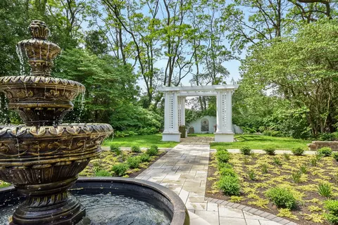 Exterior - 1748 Ennis Ln, Wheaton, IL 60189 photo 8 of 9