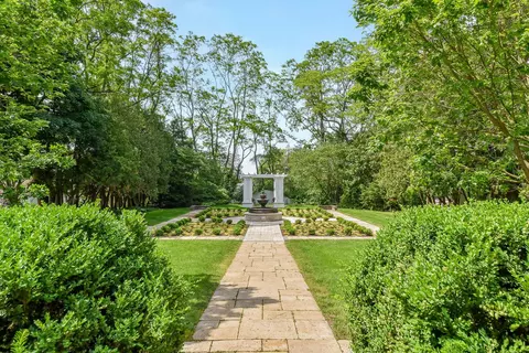 Exterior - 1748 Ennis Ln, Wheaton, IL 60189 photo 6 of 9