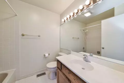 Bath - 1748 Ennis Ln, Wheaton, IL 60189 photo 3 of 3