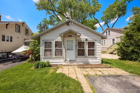 43242 N Lakeside Dr, Antioch, IL 60002