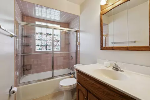 Bath - 1030 Cuyahoga Dr, Bartlett, IL 60103 photo 1 of 2