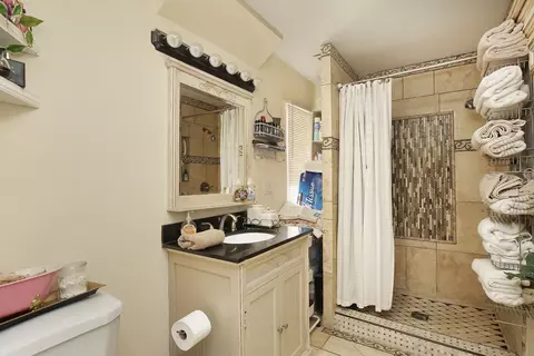 Bath - 2015 Greenview Rd, Northbrook, IL 60062 photo 1 of 1
