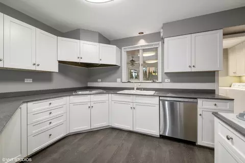 Kitchen - 643 Robin Ln, Glencoe, IL 60022 photo 2 of 3