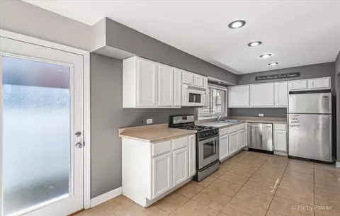 Kitchen - 1304 E Illinois St, Wheaton, IL 60187 photo 2 of 2