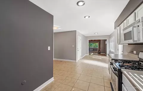 Entry Way - 1304 E Illinois St, Wheaton, IL 60187 photo 2 of 2