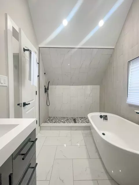 Bath - 3032 E 79th Pl, Chicago, IL 60617 photo 3 of 8