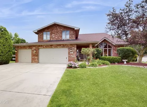 9035 N Somerset Ln, Woodridge, IL 60517
