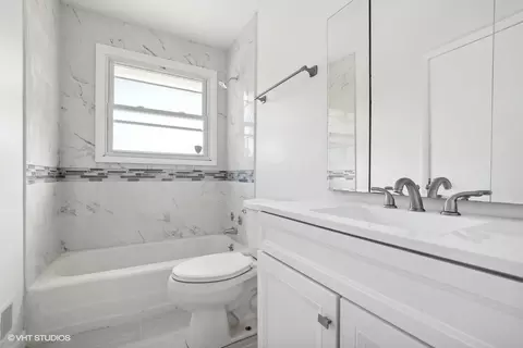 Bath - 17016 Pine Ct, Hazel Crest, IL 60429 photo 1 of 2