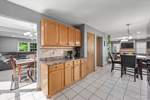 Kitchen - 963 Longford Rd, Bartlett, IL 60103 photo 4 of 4