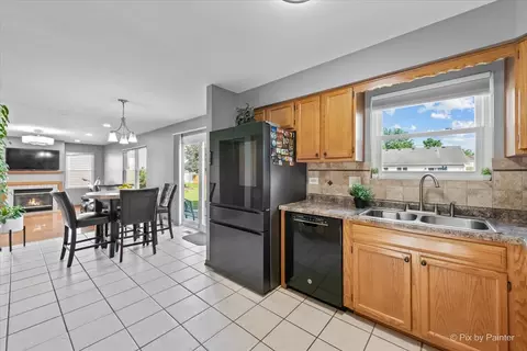 Kitchen - 963 Longford Rd, Bartlett, IL 60103 photo 3 of 4