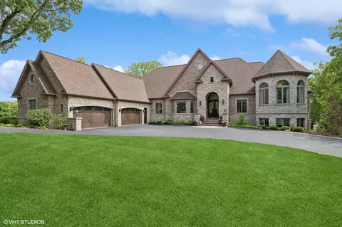 4018 Woodland Holw, Crystal Lake, IL 60012