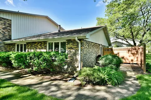 1902 Rosewood Ct #5D, Darien, IL 60561