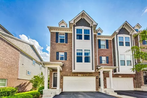 909 Coletta Cir, Naperville, IL 60563