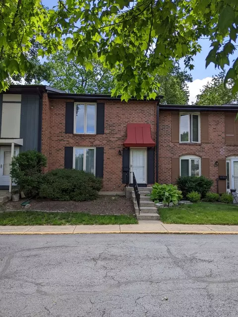 32 Pioneer Park Pl, Elgin, IL 60123