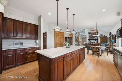 Kitchen - 9011 Enclave Dr, Burr Ridge, IL 60527 photo 4 of 5