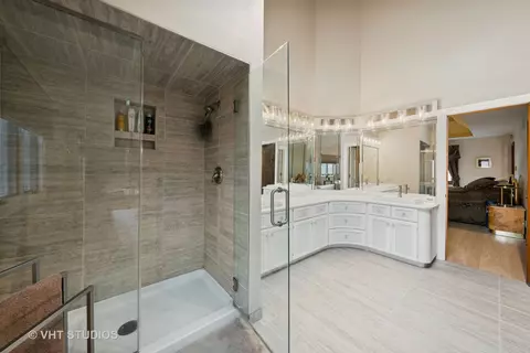 Bath - 9011 Enclave Dr, Burr Ridge, IL 60527 photo 3 of 7