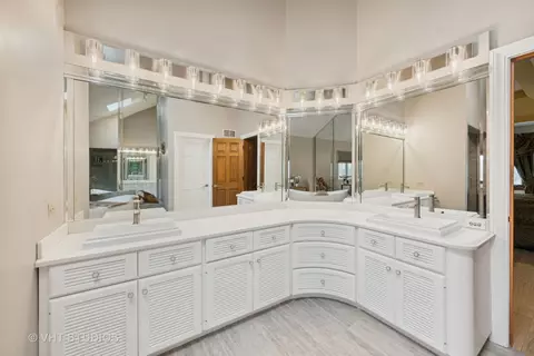 Bath - 9011 Enclave Dr, Burr Ridge, IL 60527 photo 4 of 7