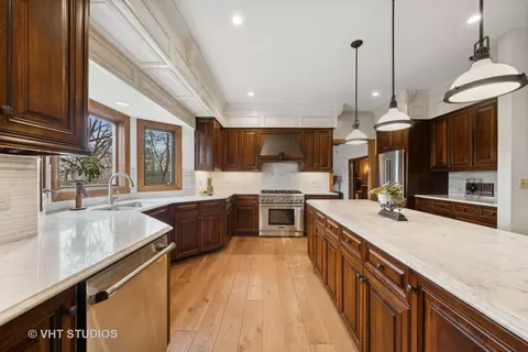Kitchen - 9011 Enclave Dr, Burr Ridge, IL 60527 photo 3 of 5