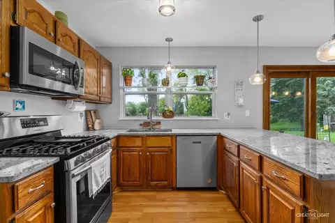 Kitchen - 950 Prairie Dr, Algonquin, IL 60102 photo 2 of 4