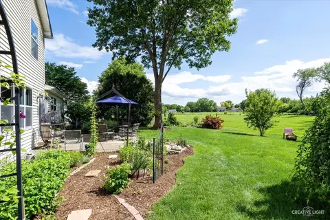 Exterior - 950 Prairie Dr, Algonquin, IL 60102 photo 4 of 4