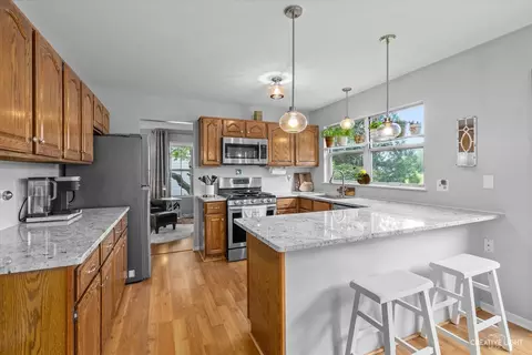 Kitchen - 950 Prairie Dr, Algonquin, IL 60102 photo 4 of 4
