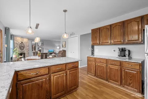Kitchen - 950 Prairie Dr, Algonquin, IL 60102 photo 3 of 4