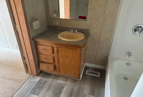 Bath - 17860 Spring Valley Rd, Morrison, IL 61270 photo 2 of 4