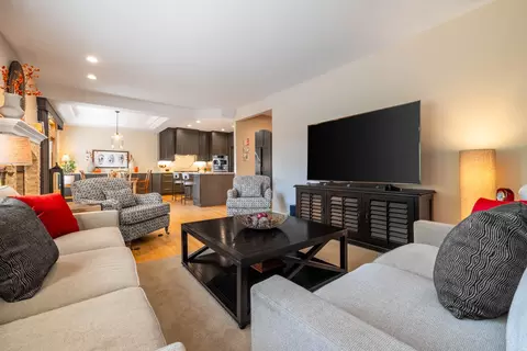 Living - 1273 Prestwick Ln, Itasca, IL 60143 photo 2 of 5