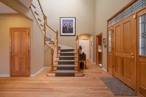 Entry Way - 1273 Prestwick Ln, Itasca, IL 60143 photo 2 of 3