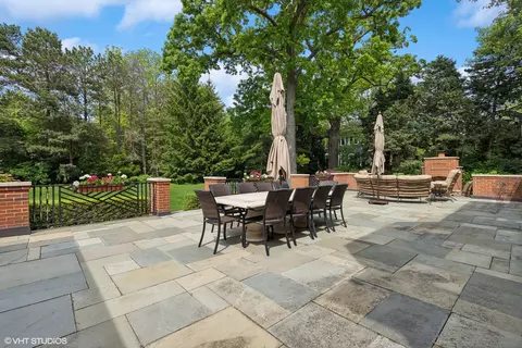 Exterior - 650 E Deerpath Rd, Lake Forest, IL 60045 photo 5 of 8