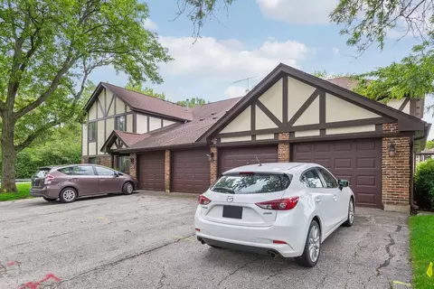 1005 Harbour Dr #2B, Wheeling, IL 60090 photo 2
