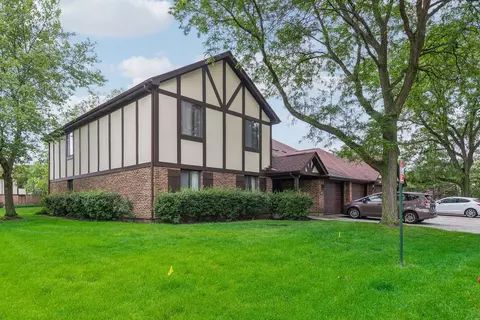 1005 Harbour Dr #2B, Wheeling, IL 60090