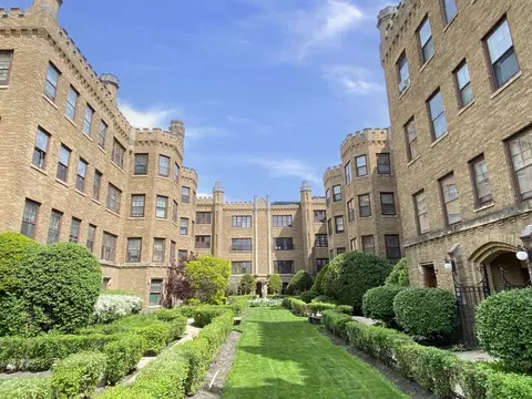 2422 W Greenleaf Ave #1, Chicago, IL 60645