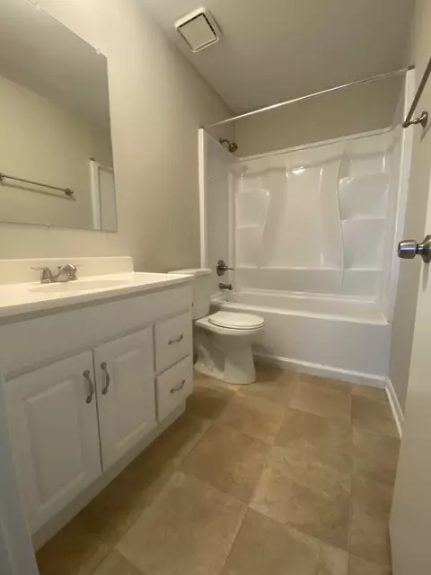 Bath - 1920 Georgetown Ln, Hoffman Estates, IL 60169 photo 2 of 3