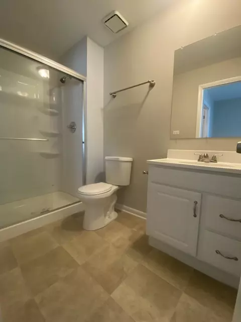 Bath - 1920 Georgetown Ln, Hoffman Estates, IL 60169 photo 3 of 3