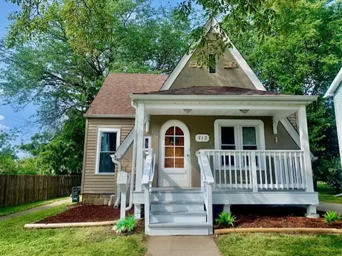 712 Mountain St, Aurora, IL 60505