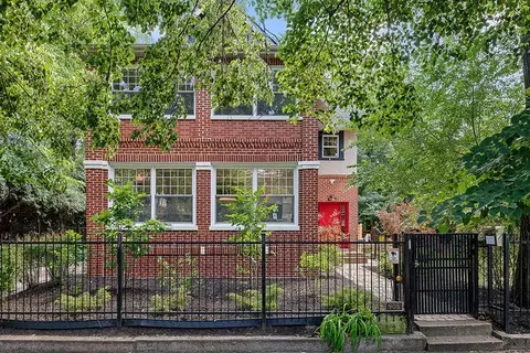 905 W Castlewood Ter, Chicago, IL 60640