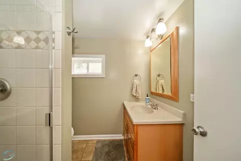 Bath - 755 S Spring Rd, Elmhurst, IL 60126 photo 2 of 2
