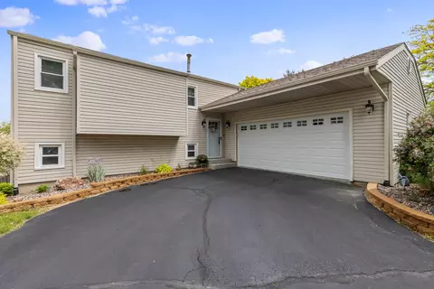 5840 Windy Knoll Dr, Loves Park, IL 61111