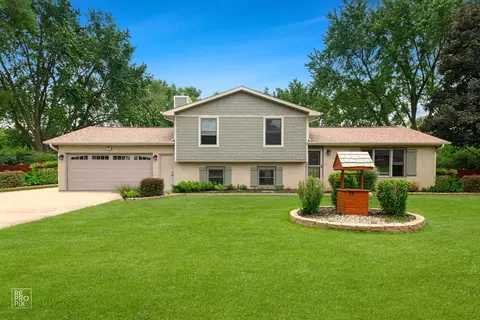28 N Cypress Dr, Bristol, IL 60512