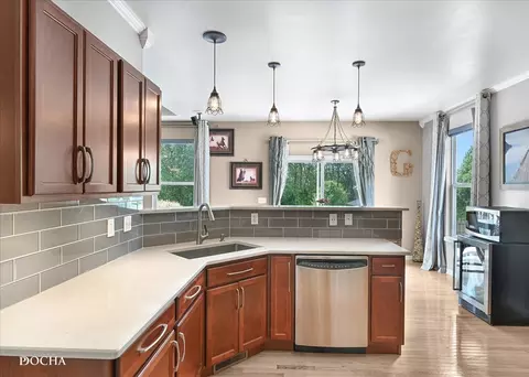 484 Devonaire Pkwy, Dekalb, IL 60115 photo 5