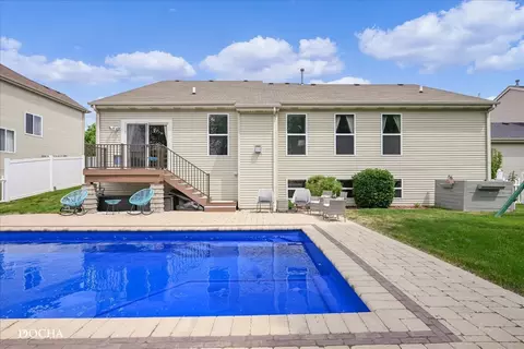 484 Devonaire Pkwy, Dekalb, IL 60115 photo 24