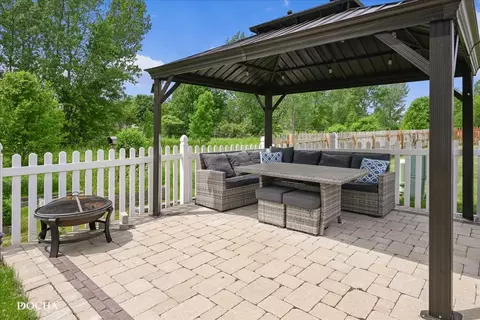 484 Devonaire Pkwy, Dekalb, IL 60115 photo 25
