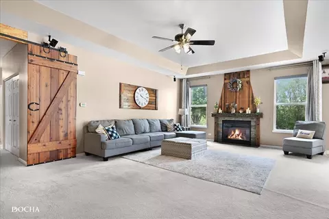484 Devonaire Pkwy, Dekalb, IL 60115 photo 2