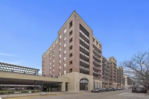 833 W 15th Pl #902, Chicago, IL 60608