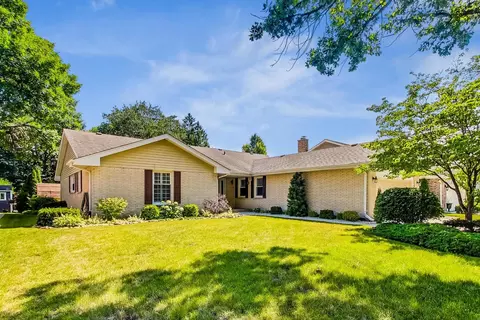 1111 E Vargo Ln, Arlington Heights, IL 60004